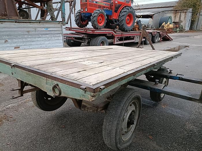 Usato Rimorchietto a 2 assi con pianale in legno