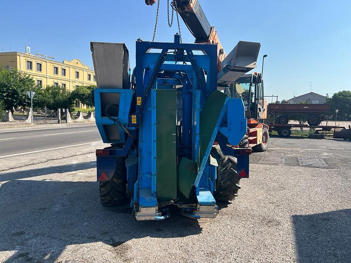 Usato Vendemmiatrice trainata New Holland braud TB 15