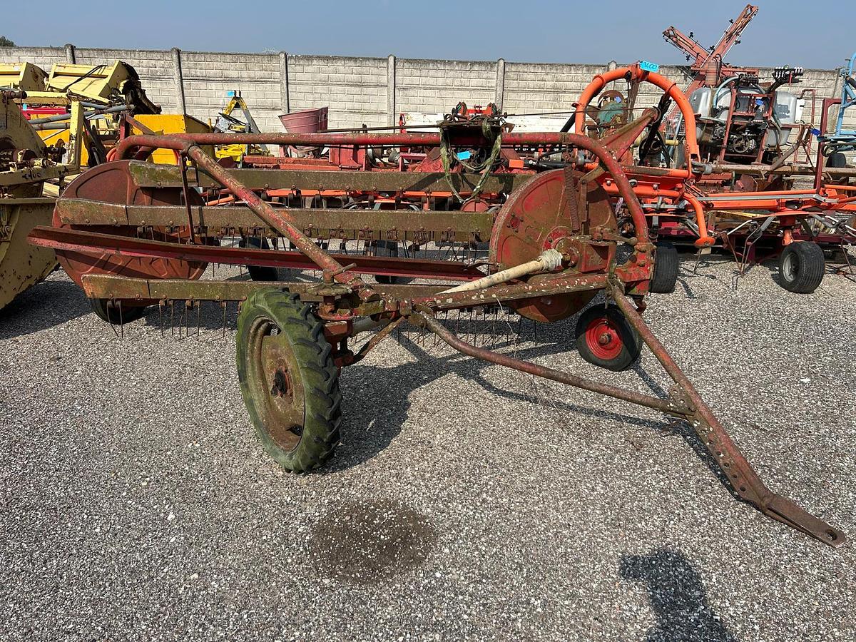 Usato Ranghinatrice voltafieno marca Fort F2 trainata
