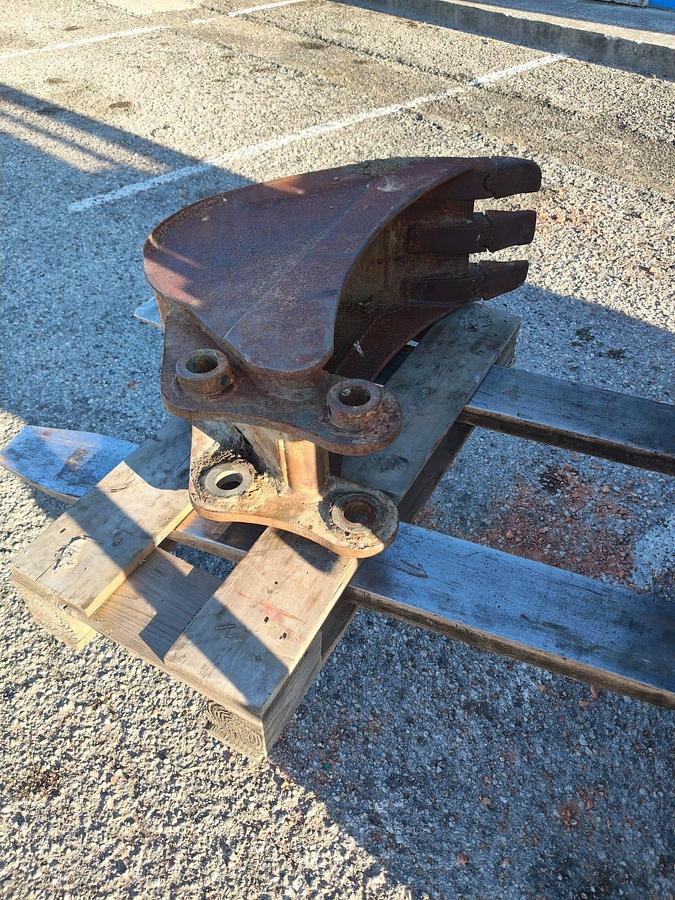 Usato Benne varie per escavatore o terna