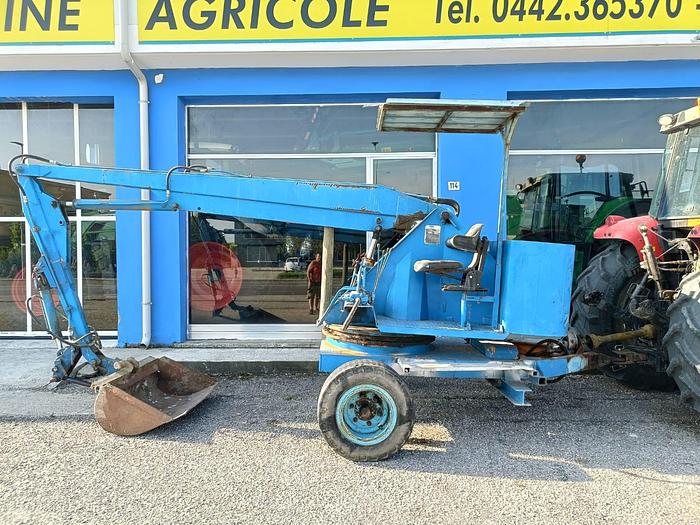 Usato Caricaletame trainato marca Isoli modello CD500