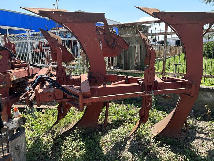 Usato Aratro bivomere marca Freschi fuorisolco