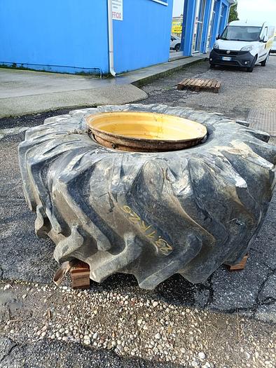 Usato Gomme varie per trattore agricolo o rimorchio (1)