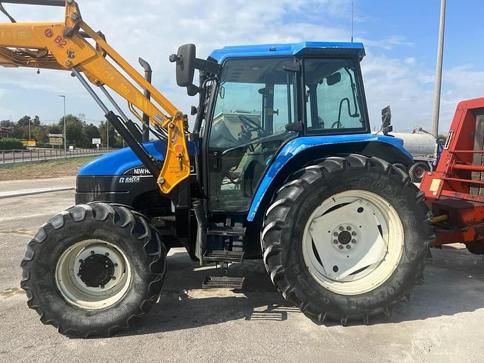Usato New Holland TS 100 anno 2004 ore 6200 con caricatore