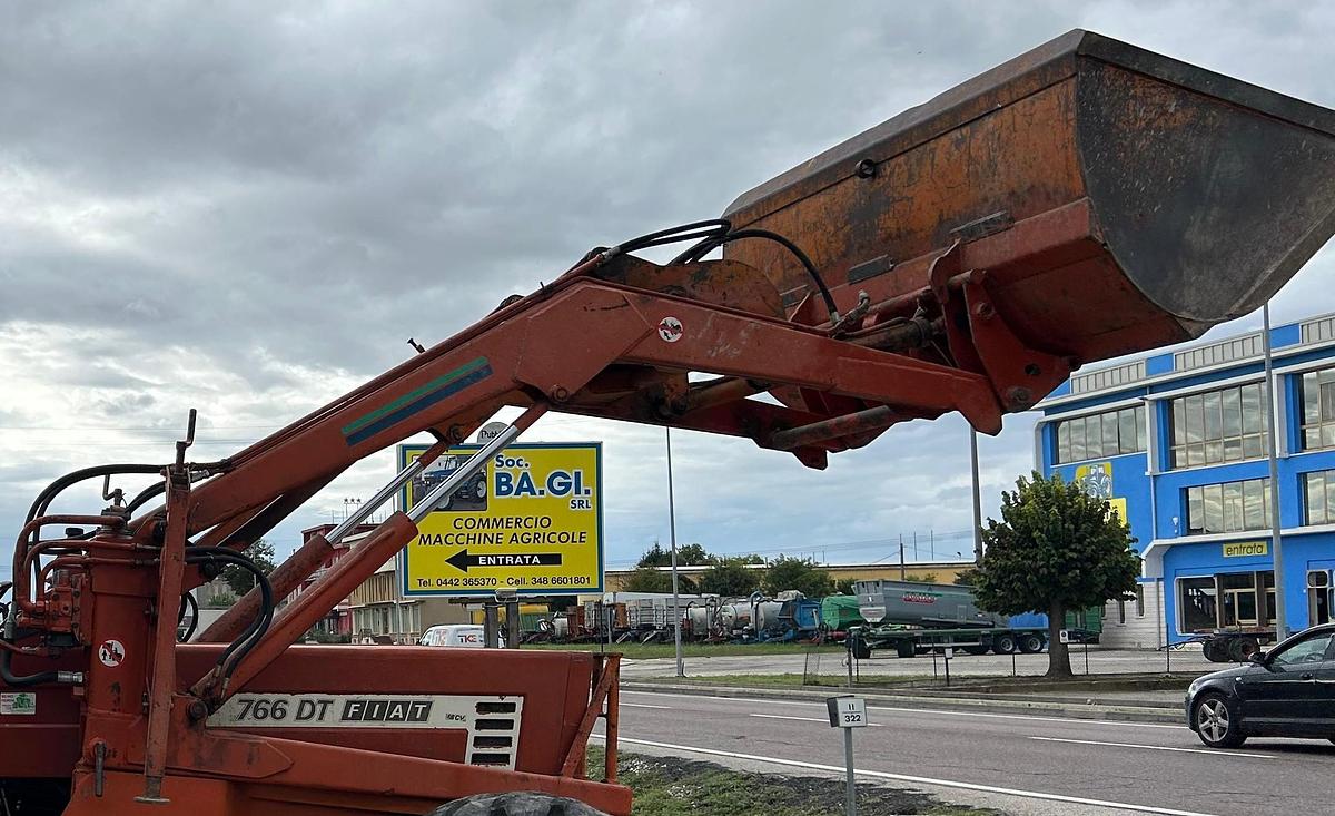Usato caricatore per Fiat con benna e flange