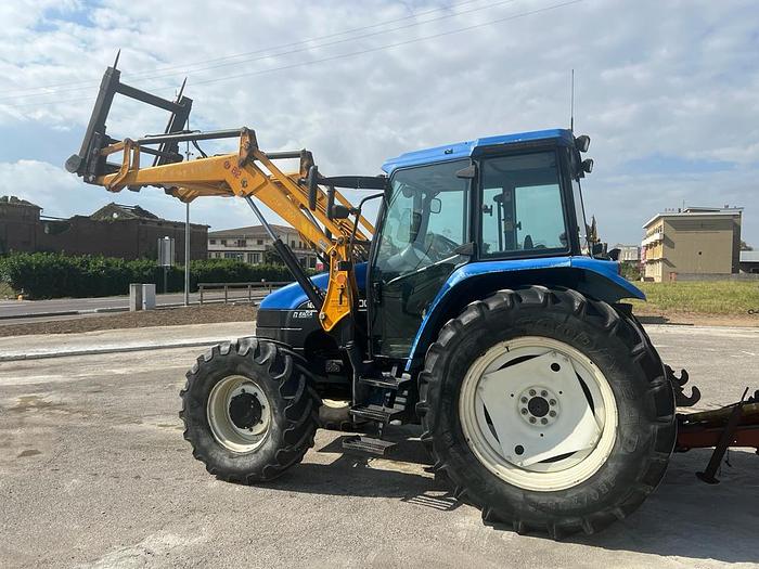 Usato New Holland TS 100 anno 2004 ore 6200 con caricatore