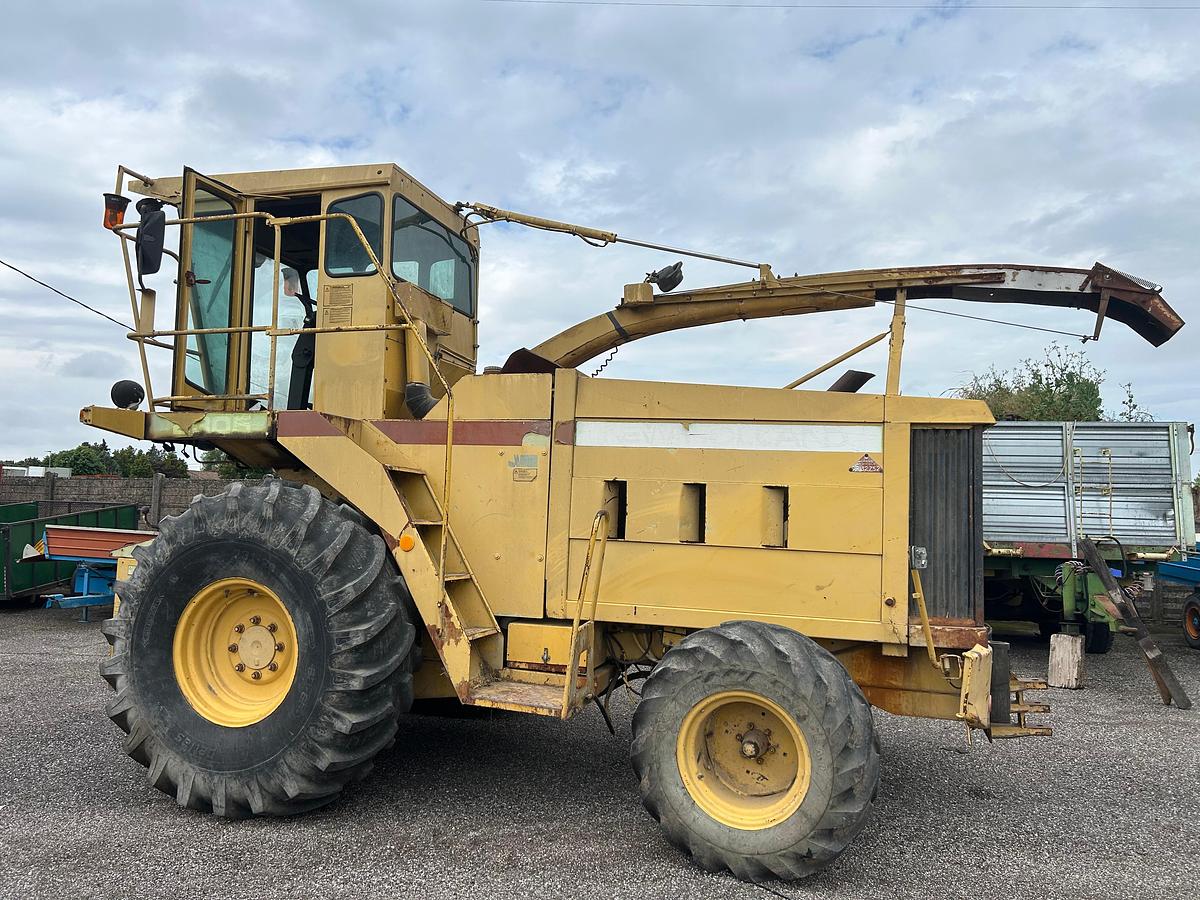 Usato Trincia semovente Ford New Holland 2305 con barra