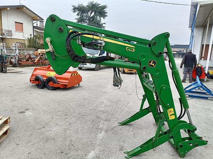 Usato Caricatore John Deere 583 con staffe e joystick