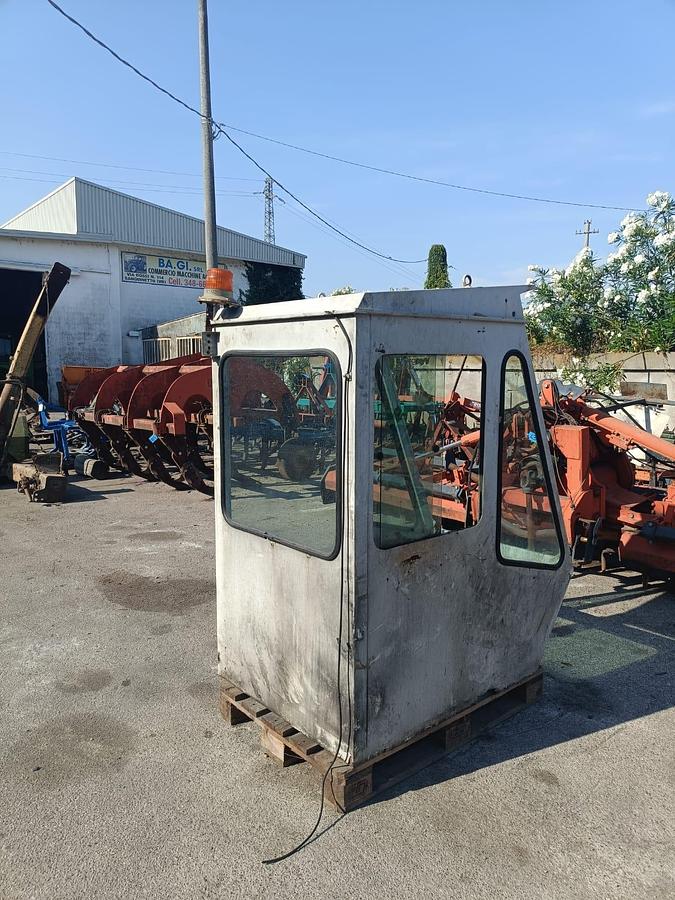 Usato cabina per escavatore o carica letame