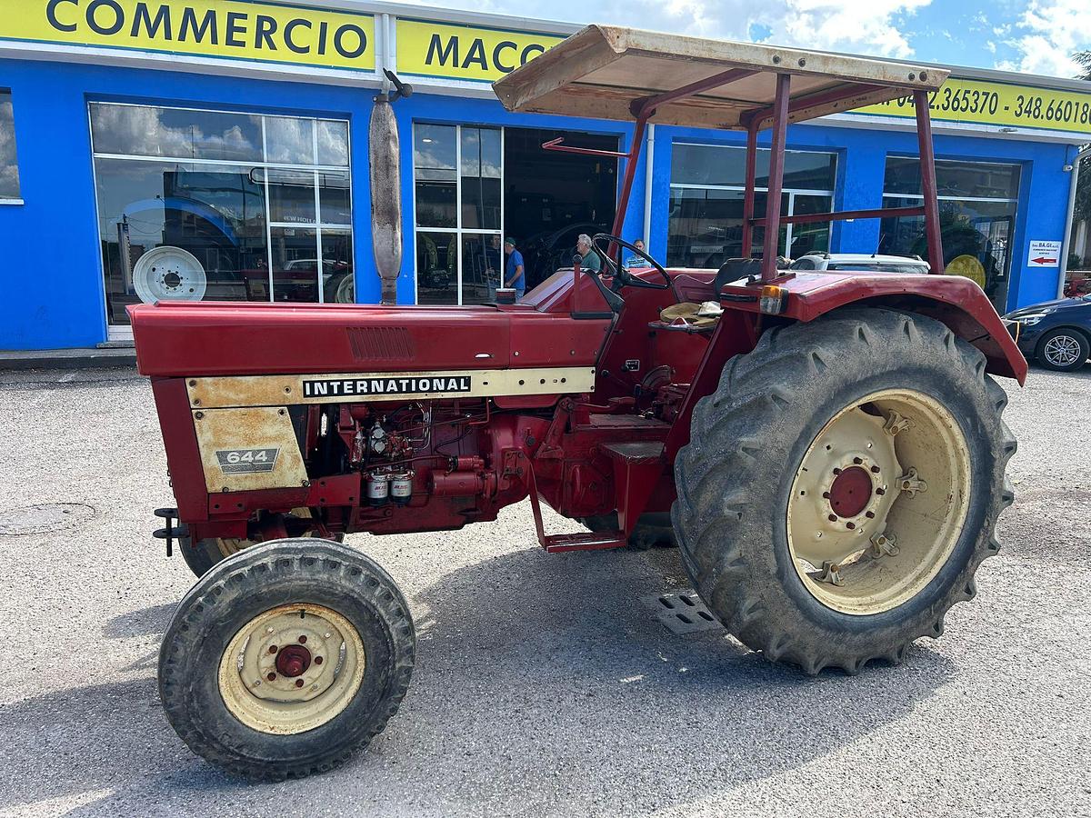 Usato international 644 con tettuccio di protezione