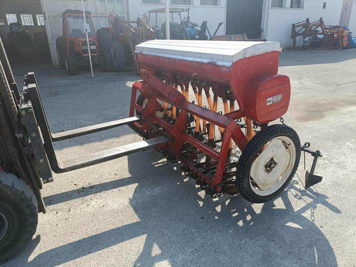 Usato Seminatrice da grano o semi piccoli- marca Carraro- da 2 metri