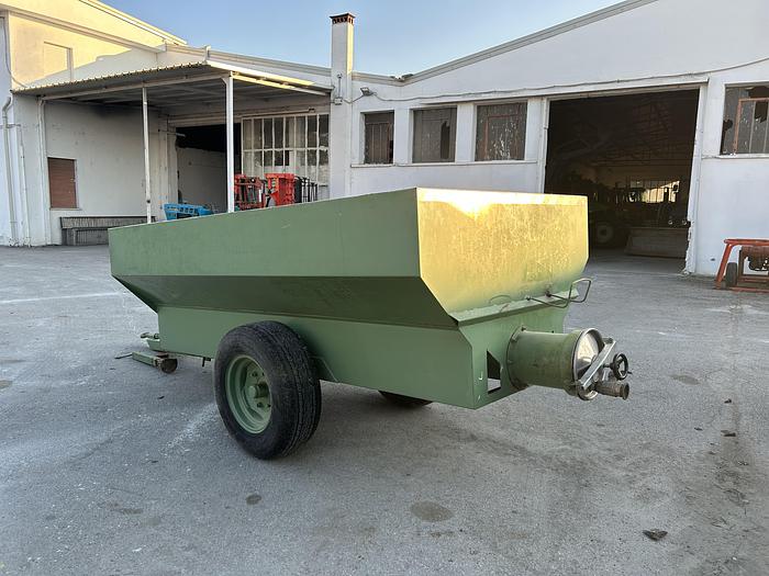 Usato Rimorchietto da uva con coclea sottostante