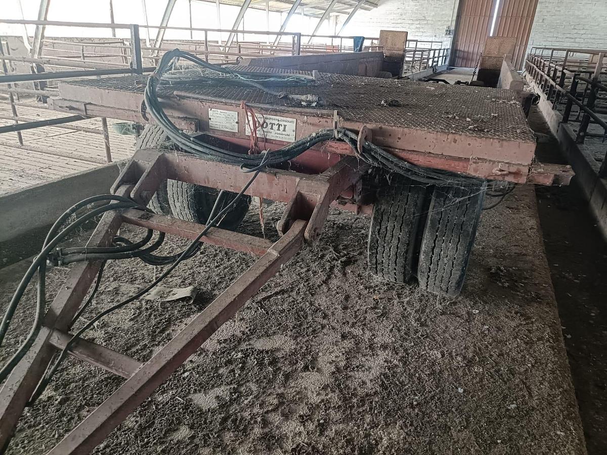Usato carrello tre assi trasporto mietitrebbie o carri botte
