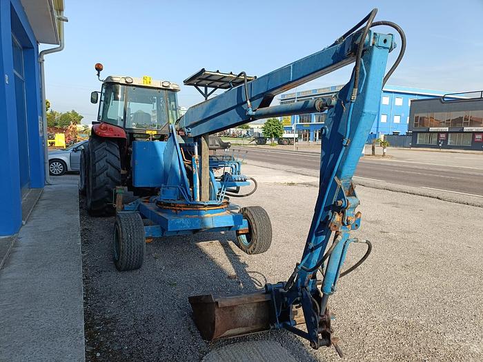 Usato Caricaletame trainato marca Isoli modello CD500