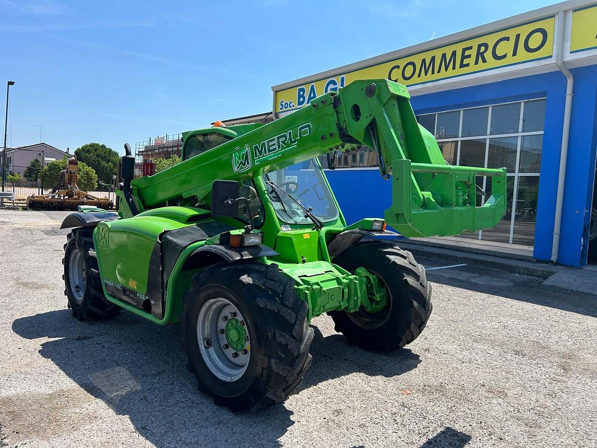 Usato telescopico Merlo P 32.6 con forche da bancali