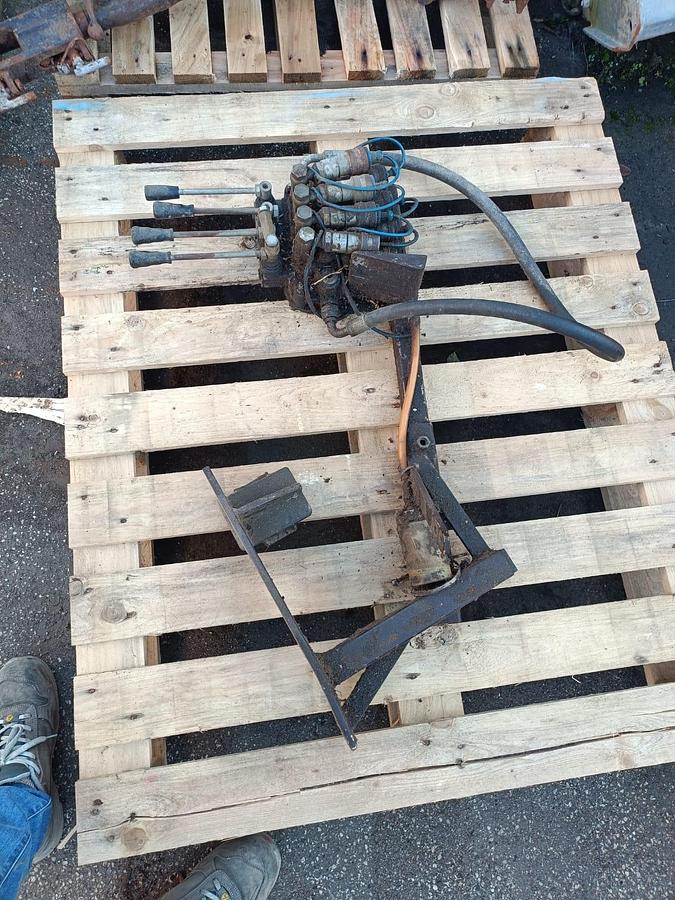 Usato distributore idraulico per trattore agricolo