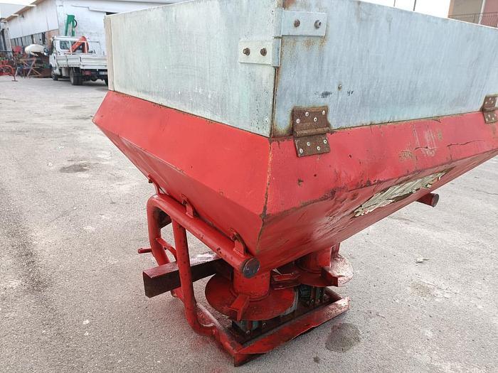 Usato Spandiconcime a doppio girante da 8 quintali