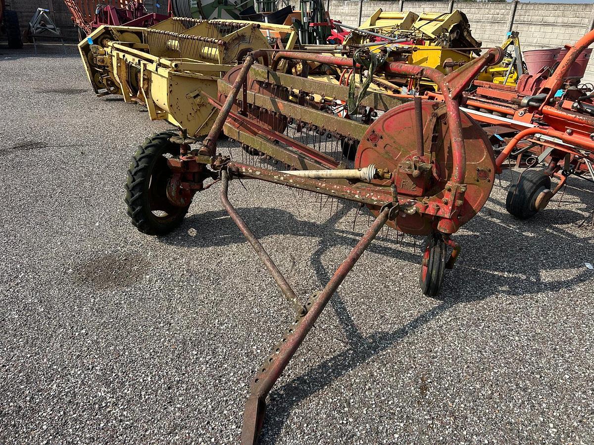 Usato Ranghinatrice voltafieno marca Fort F2 trainata