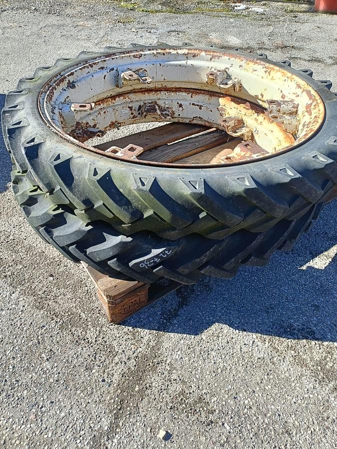 Usato Gomme varie per trattore agricolo o rimorchio (3)