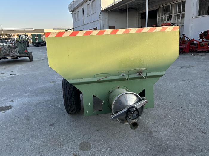 Usato Rimorchietto da uva con coclea sottostante