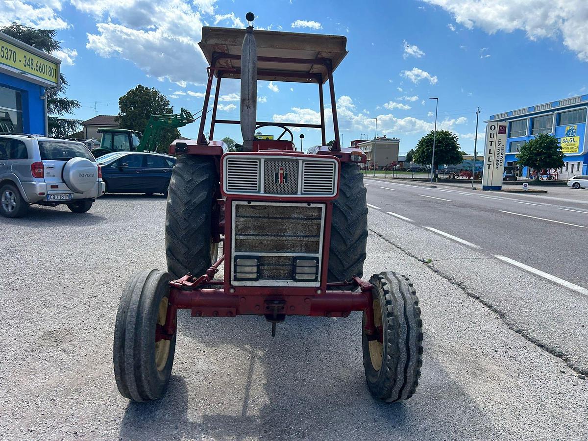 Usato international 644 con tettuccio di protezione