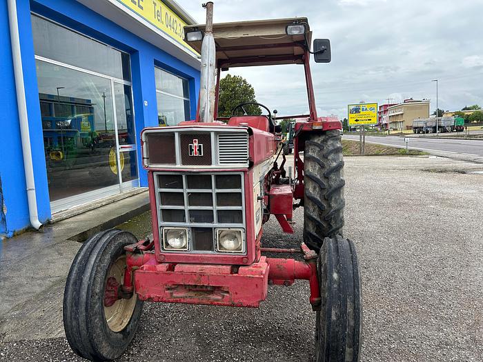 Usato International 844 con tettuccio di protezione