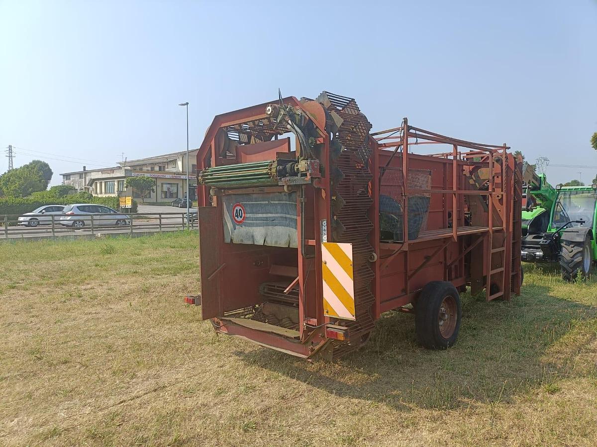 Usato Raccoglitrice Pomac trainata per patate, cipolle, aglio ecc