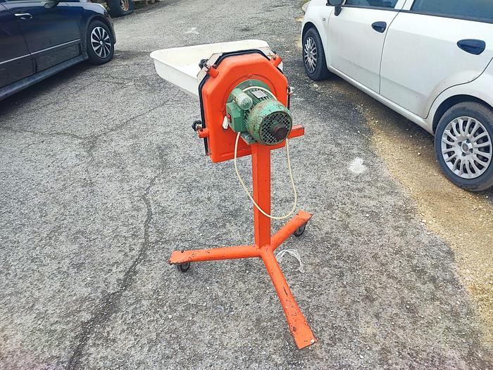 Usato Mulino per cereali elettrico a 220 Volt