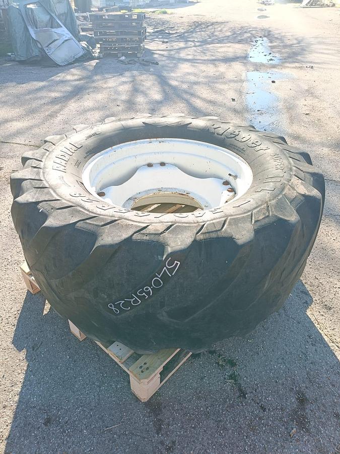 Usato Gomme varie per trattore agricolo o rimorchio (3)