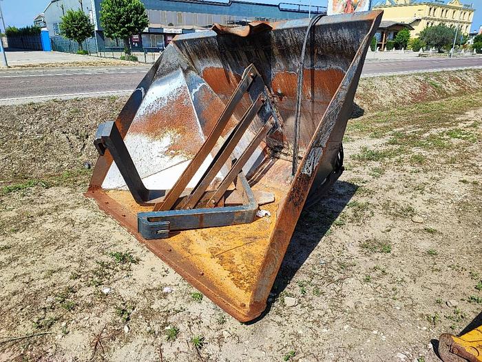 Usato Benna a tramoggia 3000 LT