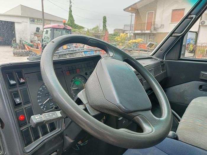 Usato Autocarro Iveco Daily 35 con gru- patente B