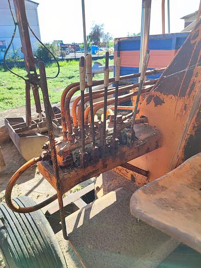 Usato Caricaletame marca Baratti con staffe idrauliche