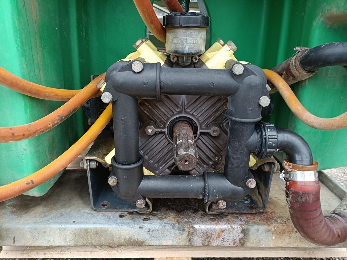 Usato botte da diserbo Caffini da 6q con barre