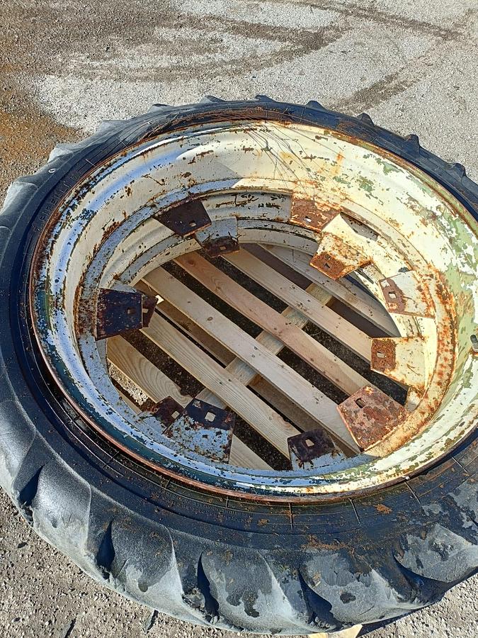 Usato Gomme varie per trattore agricolo o rimorchio (3)
