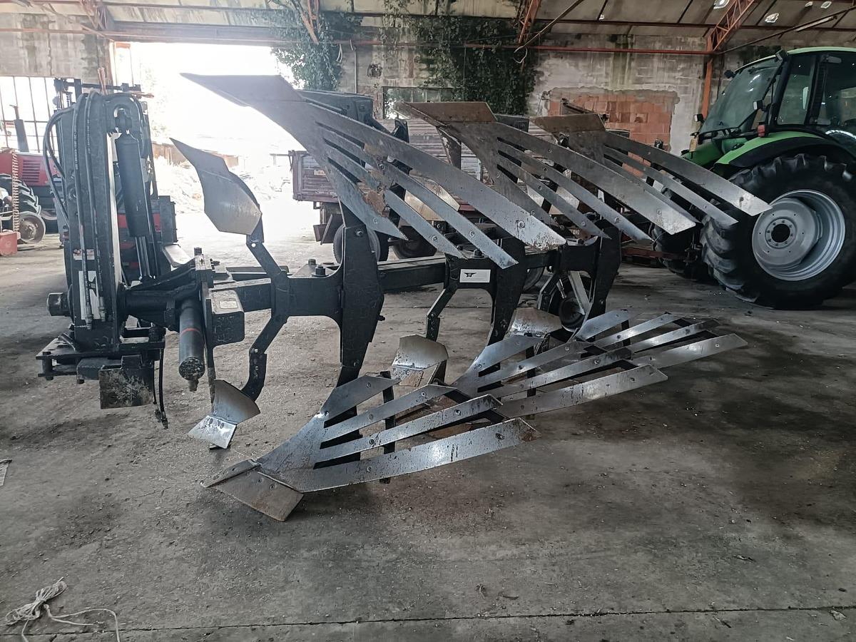 Usato Aratro trivomere con ali a stecche- tutto idraulico- variabile
