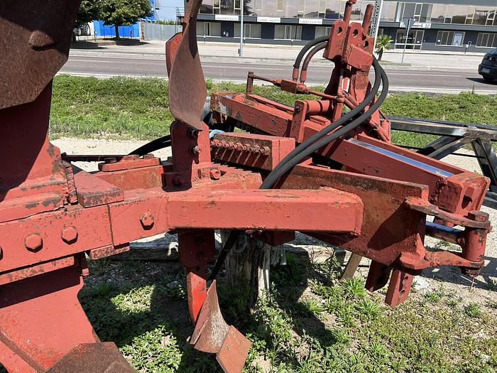 Usato Aratro bivomere marca Freschi fuorisolco