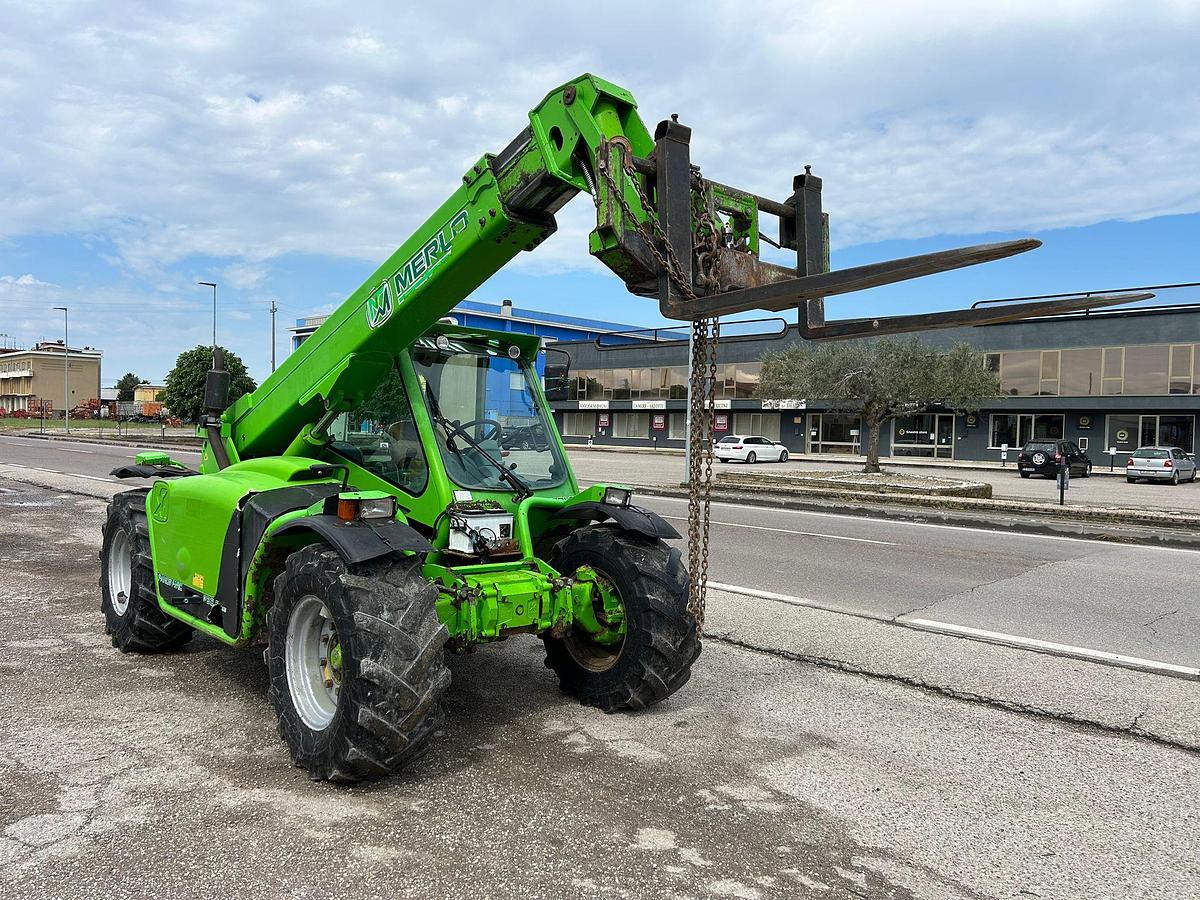 Usato telescopico Merlo P 28.6 con forche da bancali