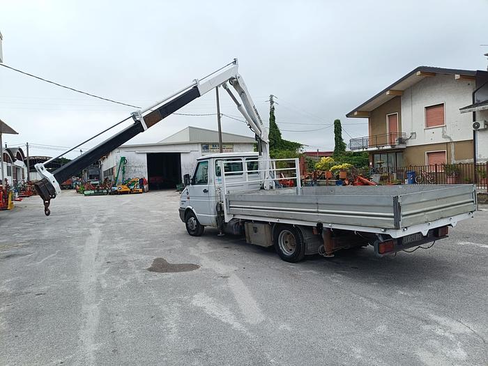 Usato Autocarro Iveco Daily 35 con gru- patente B