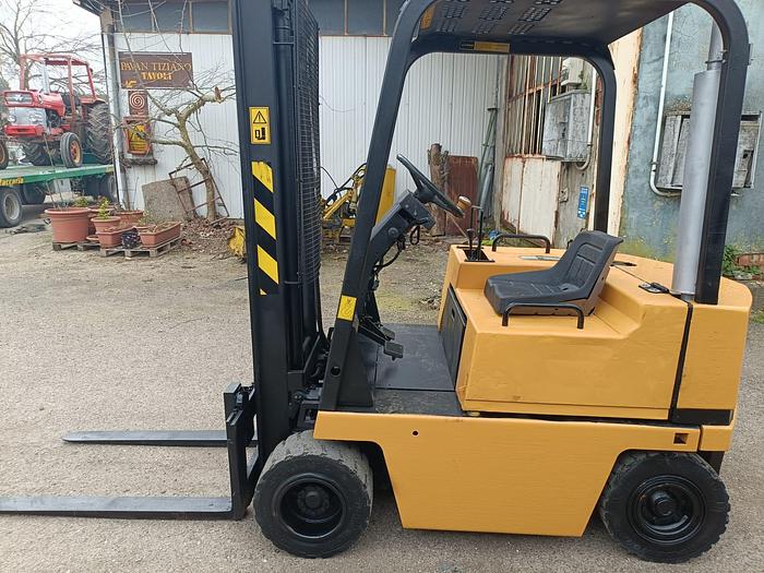 Usato Muletto Caterpillar modello V300