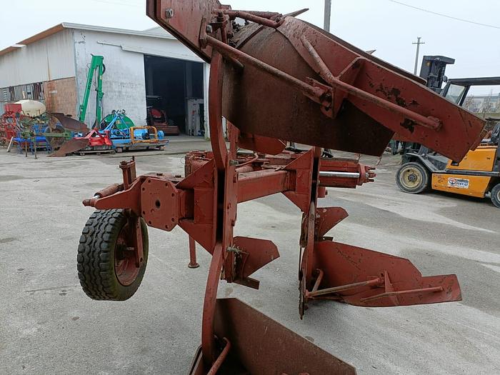 Usato Aratro bivomere idraulico dentro e fuori solco