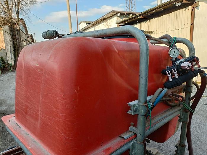 Usato Botte per diserbo da 6q con barra da 6m