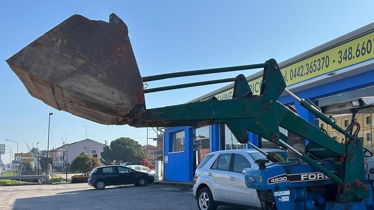 Usato caricatore per trattore Ford