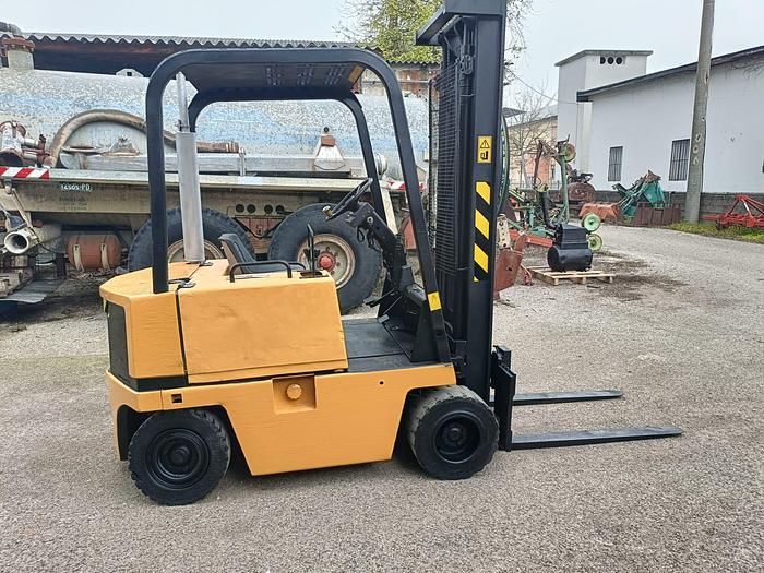 Usato Muletto Caterpillar modello V300
