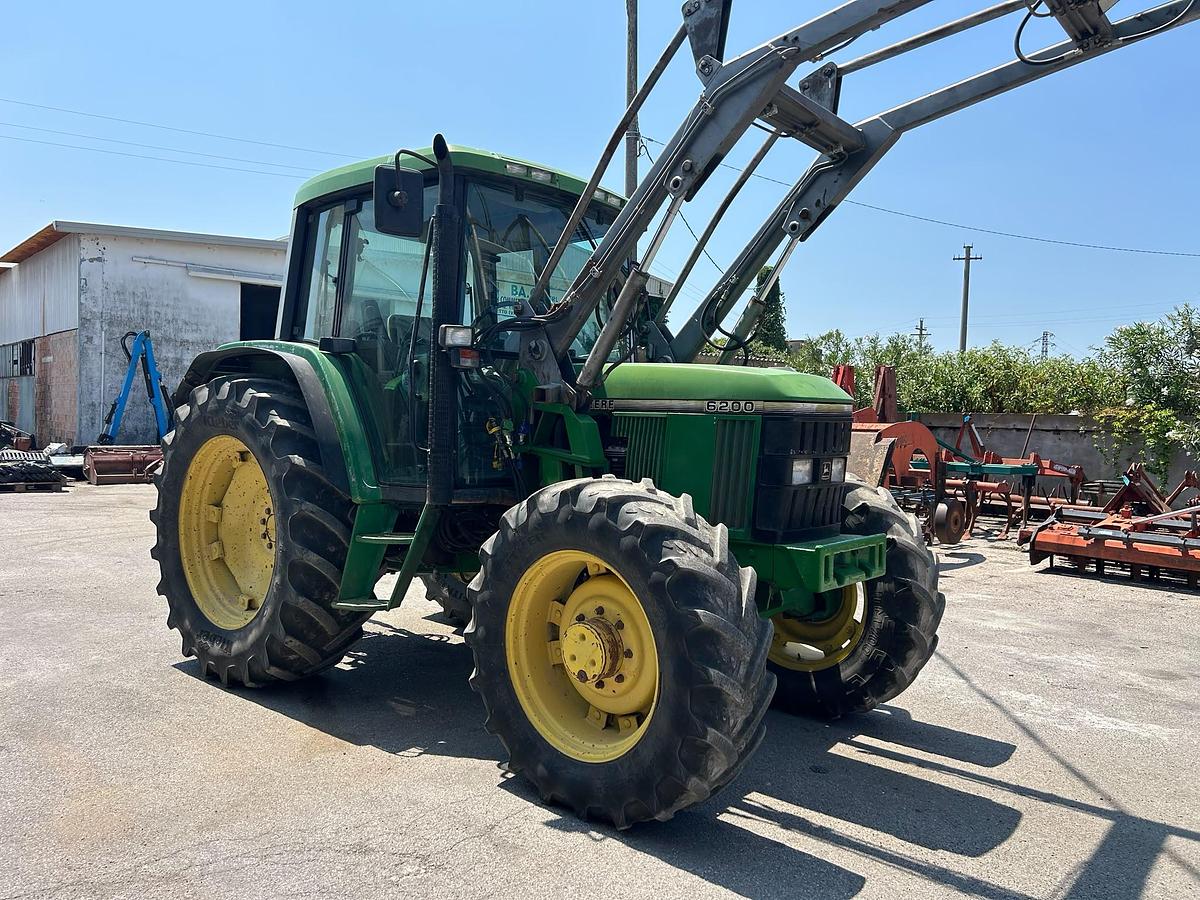 Usato John Deere 6200 caricatore con forche