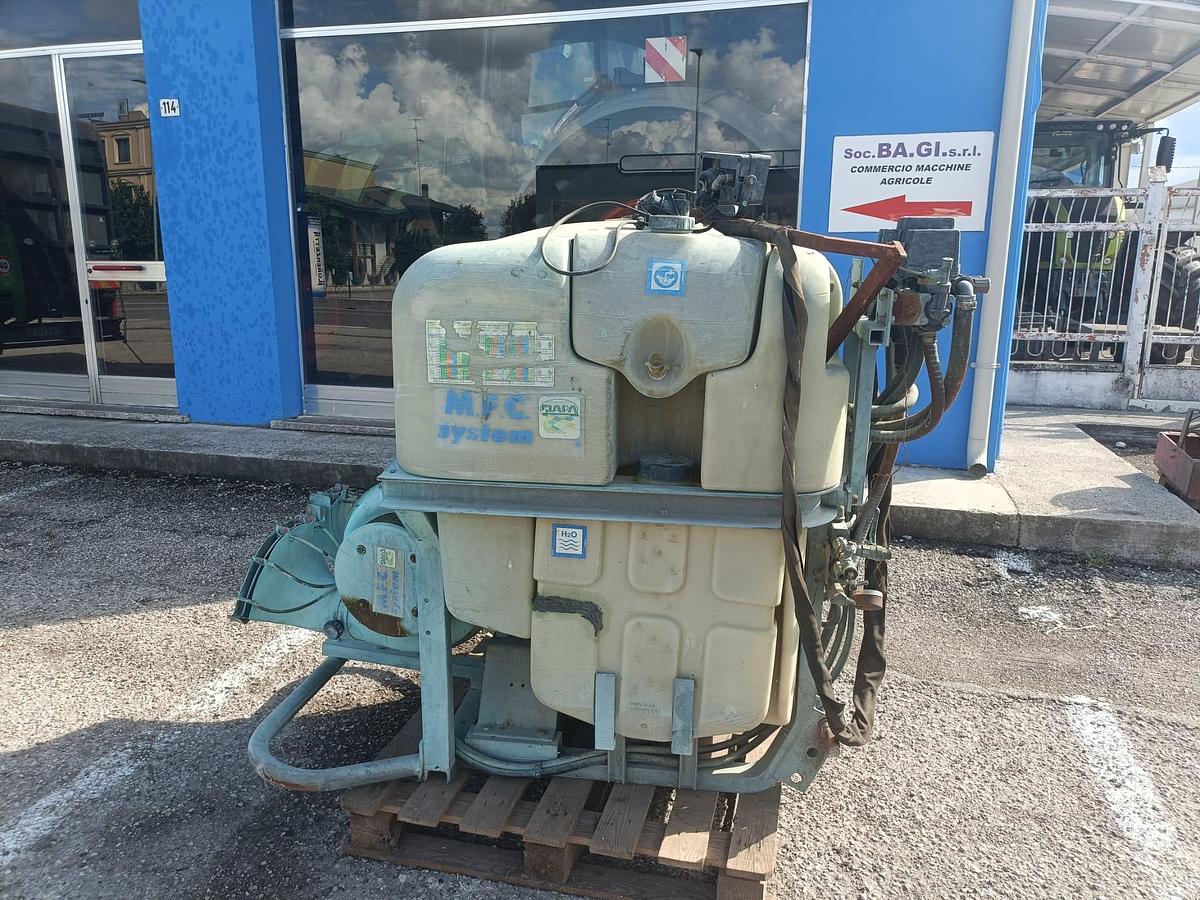 Usato Botte per trattamenti MFC da 650L-per vigneto o frutteto