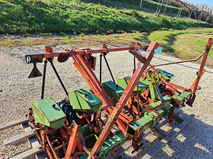 Usato Seminatrice AJ Troster da 6 file per mais lar. 250