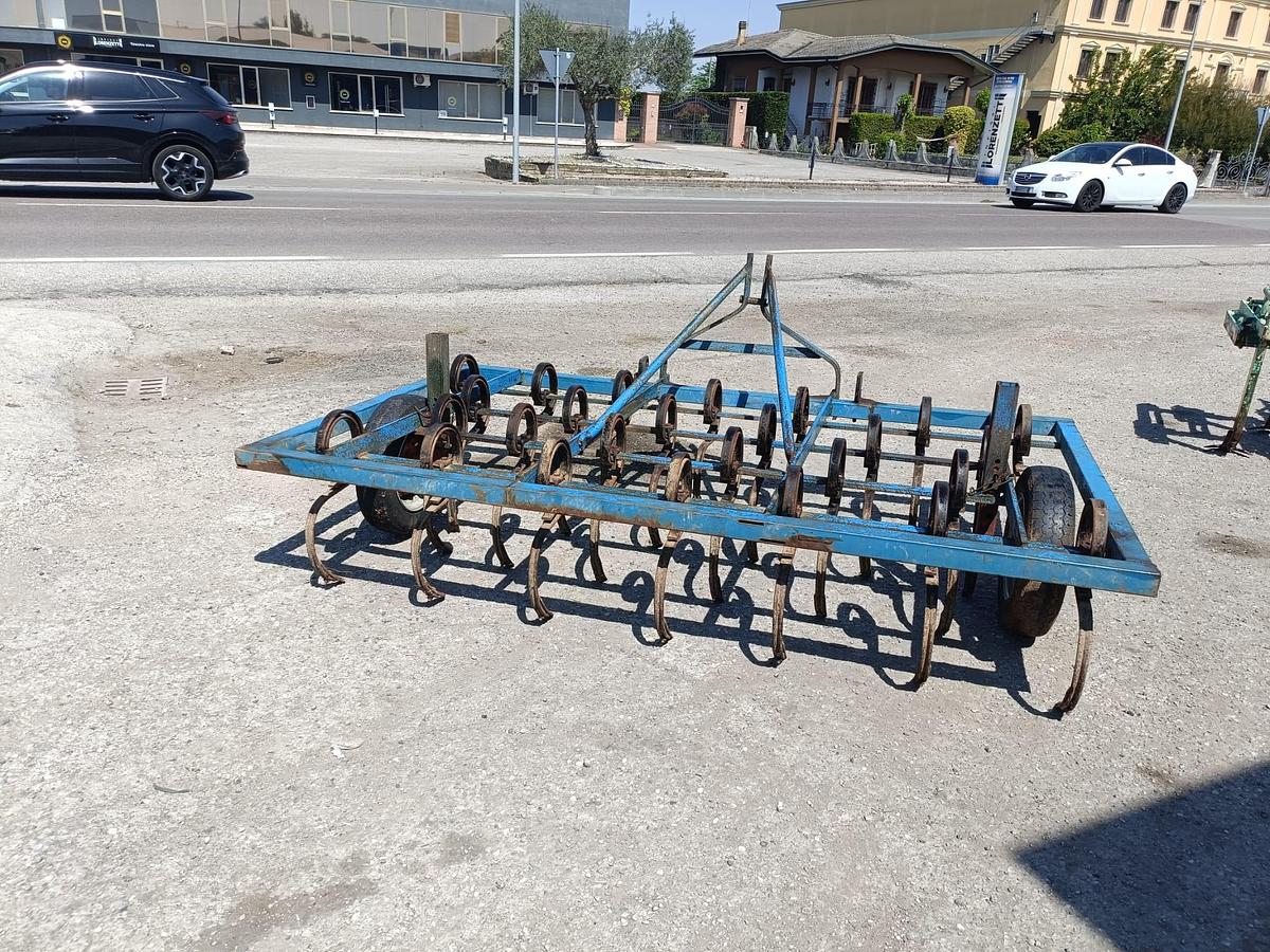 Usato vibrocoltivatore da 2,50 metri con ruote