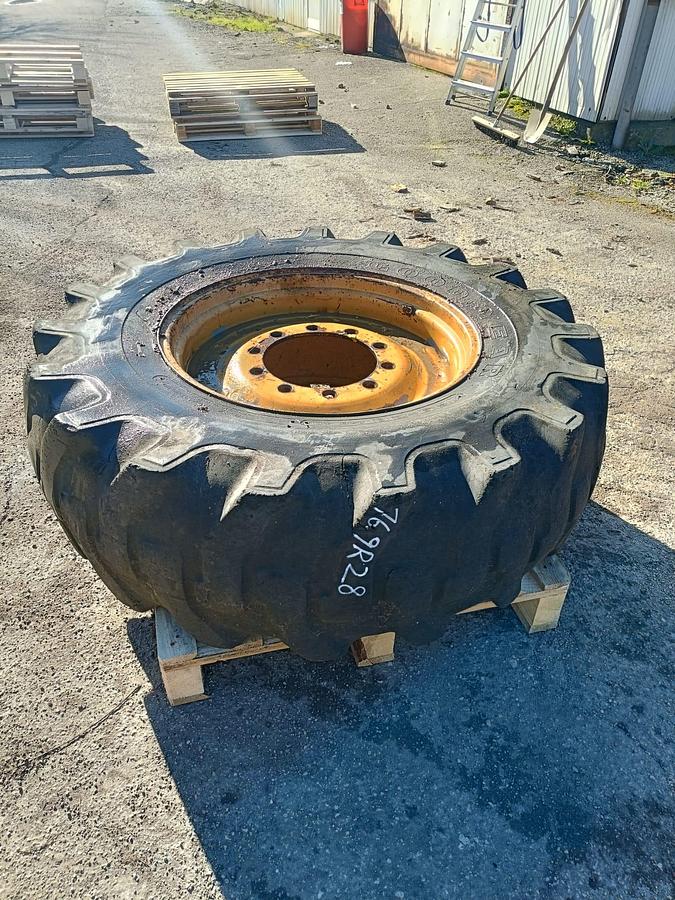 Usato Gomme varie per trattore agricolo o rimorchio (3)