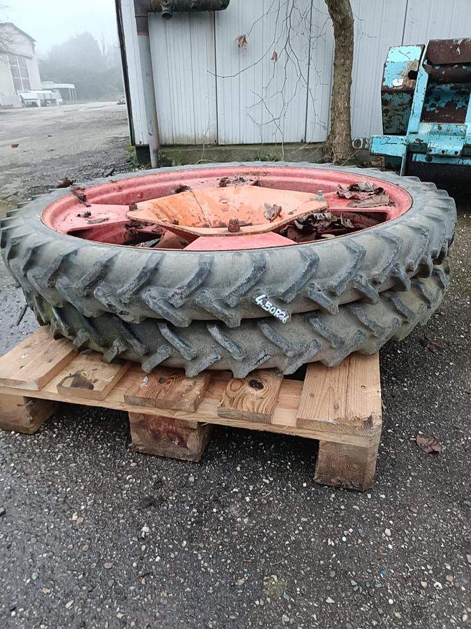 Usato Gomme varie per trattore agricolo o rimorchio (1)
