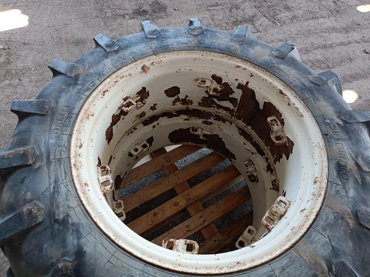 Usato Gomme varie per trattore agricolo o rimorchio (3)